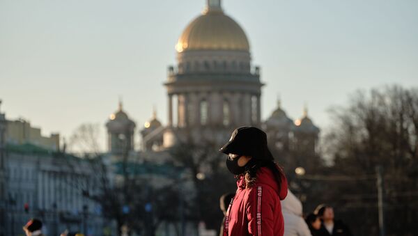 Chinese tourist in a protective mask on Palace Square in St. Petersburg - Sputnik International