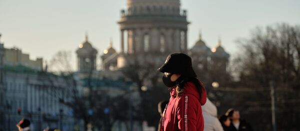Китайская туристка в защитной маске на Дворцовой площади в Санкт-Петербурге Китайская туристка в защитной маске на Дворцовой площади в Санкт-Петербурге - Sputnik International