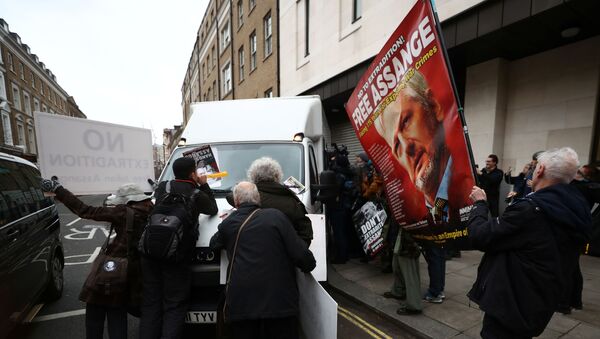 Protesters jumps in front of the prison van taking away WikiLeaks' founder Julian Assange as he leaves Westminster Magistrates Court in London, Britain January 13, 2020 - Sputnik International