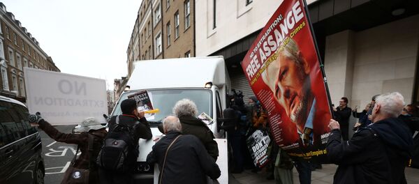Protesters jumps in front of the prison van taking away WikiLeaks' founder Julian Assange as he leaves Westminster Magistrates Court in London, Britain January 13, 2020 - Sputnik International