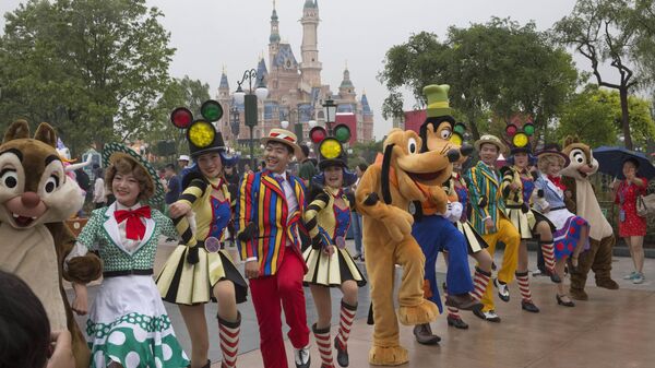 Performers take part in a parade at the Disney Resort in Shanghai, China, Wednesday, June 15, 2016 on the eve of its grand opening - Sputnik International