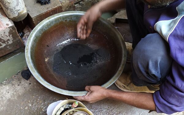 Mohammad Sheikh Hamid Makes a Living by Collecting Yellow Metal from Drains in New Delhi - Sputnik International