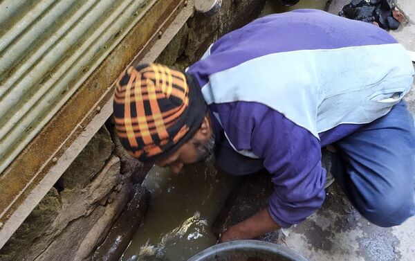 Mohammad Sheikh Hamid Makes a Living by Collecting Yellow Metal from Drains in New Delhi - Sputnik International