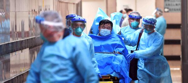 Medical staff transfer a patient of a highly suspected case of a new coronavirus at the Queen Elizabeth Hospital in Hong Kong, China January 22, 2020 - Sputnik International
