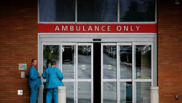Employees next to the ambulance entrance at Providence Regional Medical Center in Everett, Washington - Sputnik International