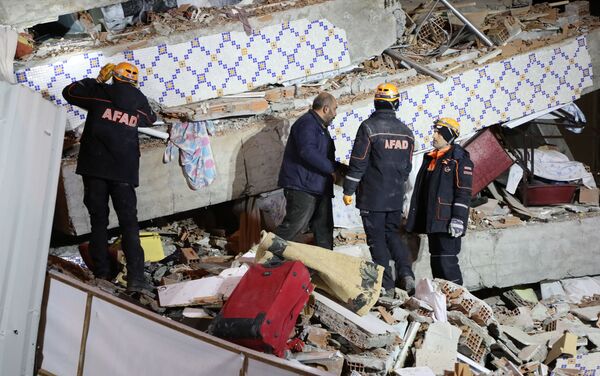 Emergency teams working at the site of the earthquake in Turkey's Elazig - Sputnik International