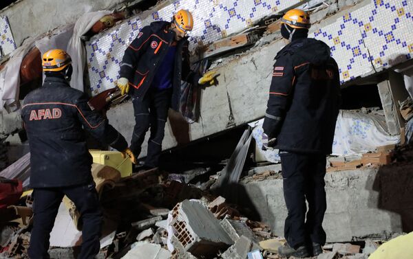 Emergency teams working at the site of the earthquake in Turkey - Sputnik International