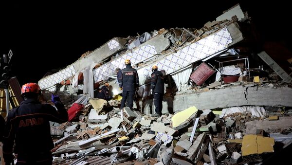 Emergency teams carry out a search and rescue operation at the site of the earthquake in Elazig, Turkey - Sputnik International