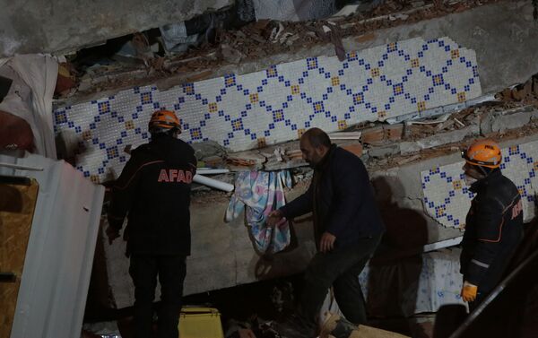 Turkish rescue teams dig through earthquake rubble - Sputnik International