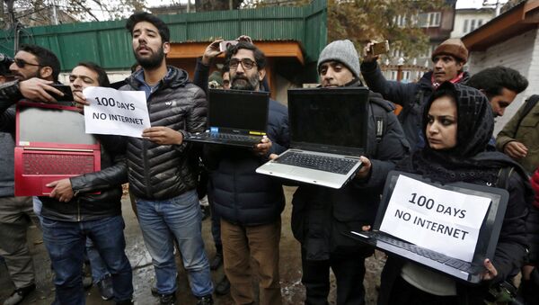 Kashmiri Journalists With Laptops and Placards - Sputnik International