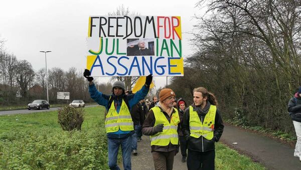Yellow Vests Protesters Gather Outside Belmarsh Prison to Support Julian Assange - Sputnik International