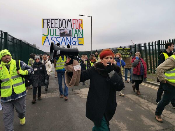 Yellow Vests From Across France, Europe Hold Rally, Show Solidarity for Assange Near Belmarsh Prison - Sputnik International
