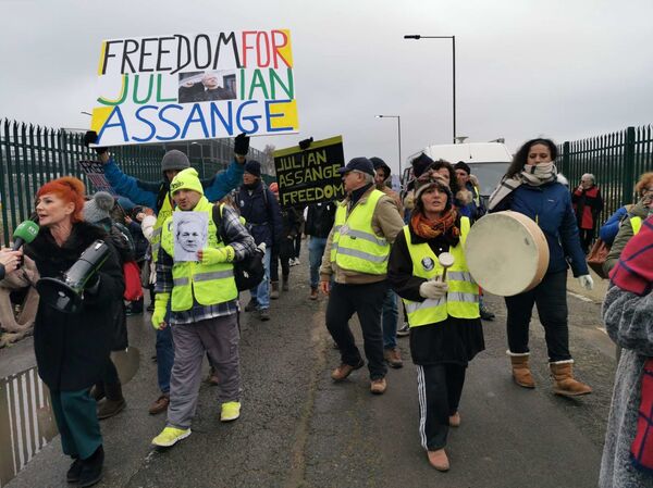 Yellow Vests Protesters Gather Outside Belmarsh Prison to Support Julian Assange - Photo, Video - Sputnik International