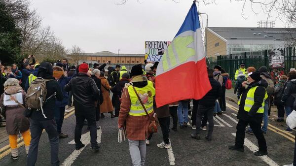 Protestors from the Gilet Jaunes (Yellow Vests) movement gather outside HMS Belmarsh Prison - Sputnik International