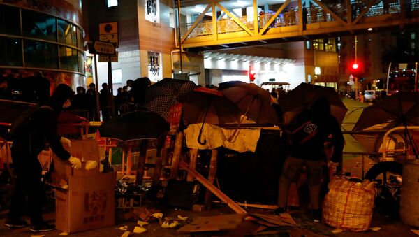 Protesters Set up Barrier in Hong Kong - Sputnik International
