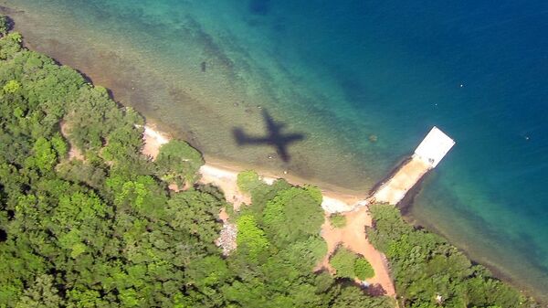 Plane's Shadow Over Water - Sputnik International