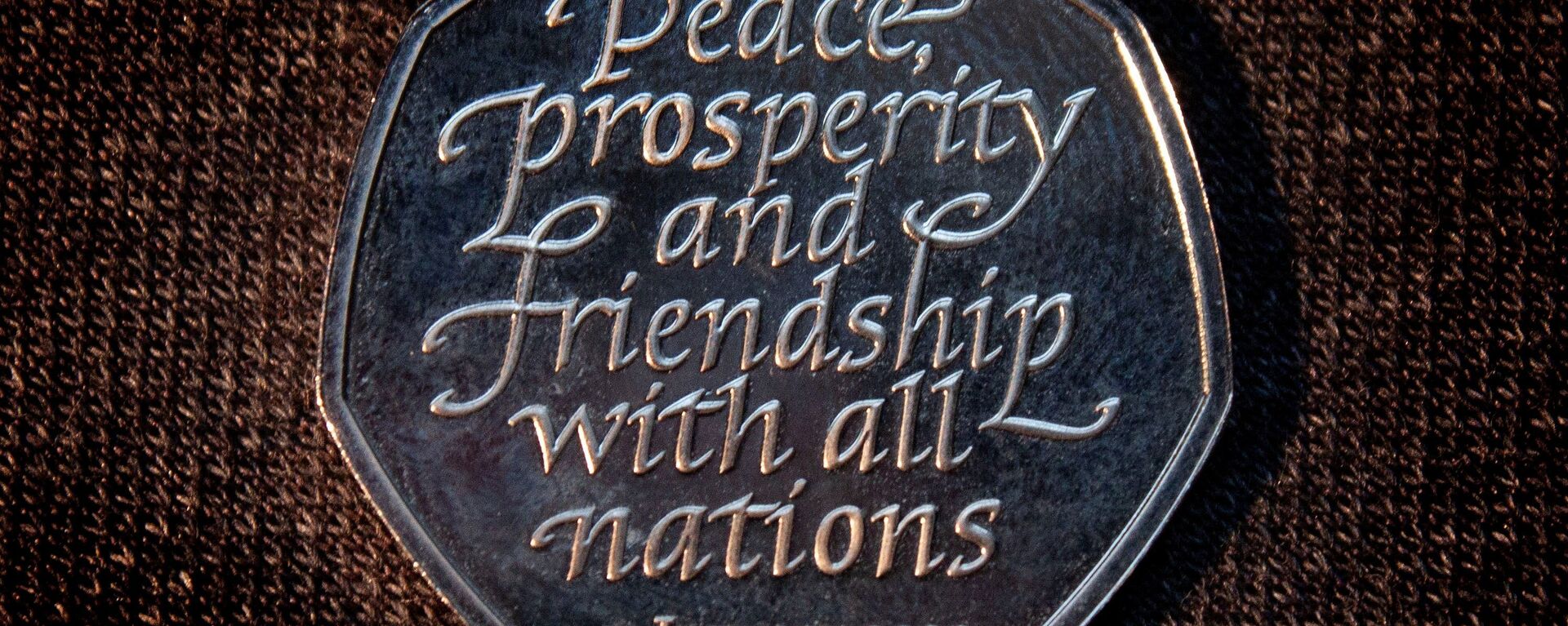 Brexit commemorative 50 pence coin that bears the words Peace, prosperity and friendship with all nations is pictured in an unknown location and uploaded to social media on January 26, 2020 - Sputnik International, 1920, 27.01.2020