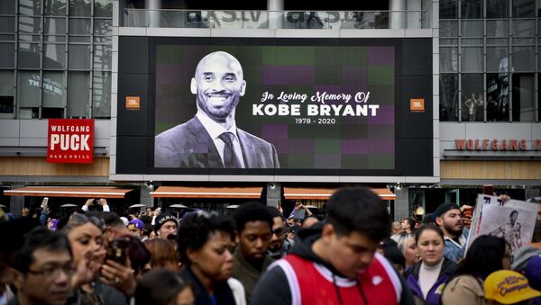 Fans mourn the loss of NBA legend Kobe Bryant outside of the Staples Center in Los Angeles - Sputnik International