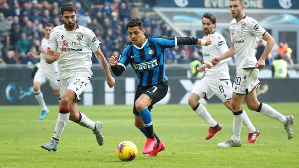 Inter Milan's Alexis Sanchez in action with Cagliari's Paolo Farago - Sputnik International