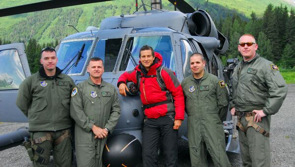 Bear Grylls in front of an Alaska Air National Guard, 210th Rescue Squadron HH-60 Pave Hawk helicopter before heading out to Spencer Glacier to film Man vs. Wild (Born Survivor) - Sputnik International