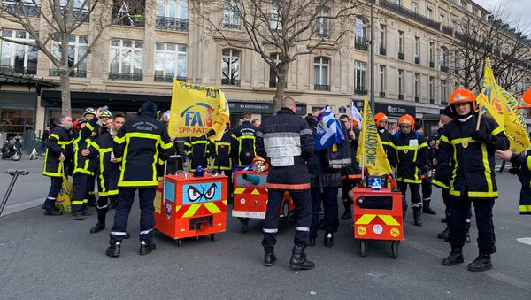 French firefighters protest in Paris - Sputnik International