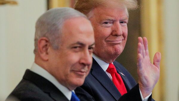  U.S. President Donald Trump waves next to Israel's Prime Minister Benjamin Netanyahu prior to announcing his Middle East peace plan proposal in the East Room of the White House in Washington, U.S., January 28, 2020. REUTERS/Brendan McDermid - Sputnik International