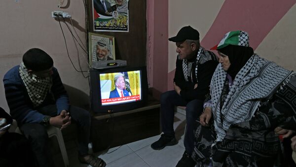 Palestinians watch a television broadcasting the announcement of Mideast peace plan by U.S. President Donald Trump, in the southern Gaza Strip January 28, 2020. REUTERS/Ibraheem Abu Mustafa - Sputnik International