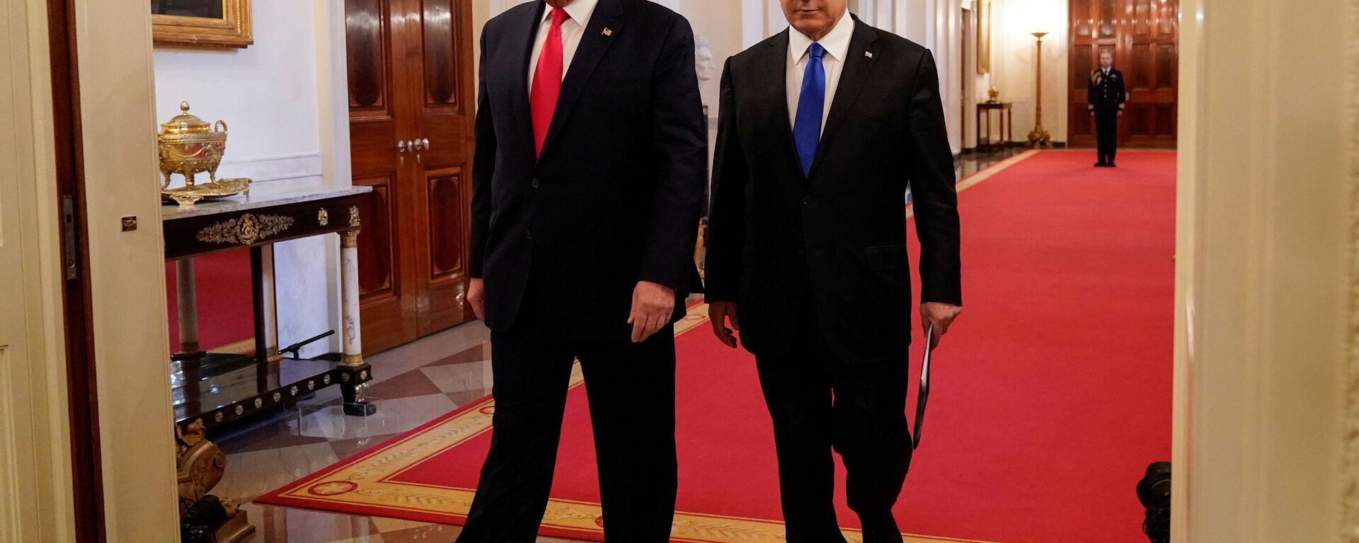 U.S. President Donald Trump and Israel's Prime Minister Benjamin Netanyahu arrive to deliver joint remarks on a Middle East peace plan proposal in the East Room of the White House in Washington, U.S., January 28, 2020. - Sputnik International, 1920, 09.02.2020