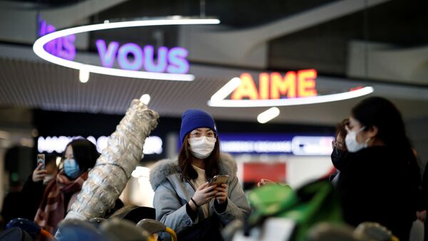 Tourists from an Air China flight from Beijing wear protective masks - Sputnik International