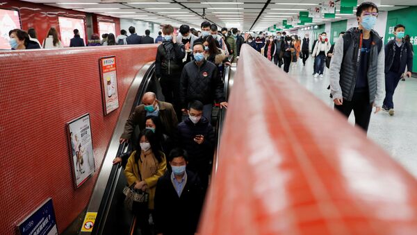 Passengers wear mask to prevent a new coronavirus outbreak at a Mass Transit Railway (MTR) subway train station in Hong Kong, China, January 29, 2020.  - Sputnik International