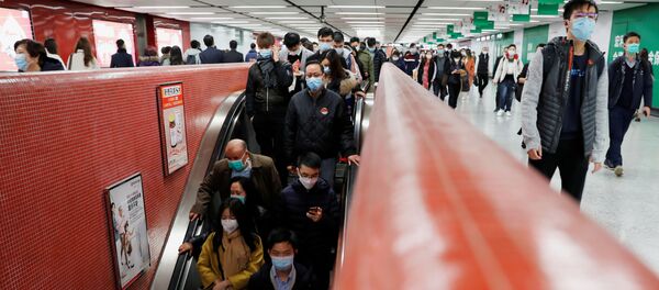 Passengers wear mask to prevent a new coronavirus outbreak at a Mass Transit Railway (MTR) subway train station in Hong Kong, China, January 29, 2020. Passengers wear mask to prevent a new coronavirus outbreak at a Mass Transit Railway (MTR) subway train station in Hong Kong, China, January 29, 2020. - Sputnik International
