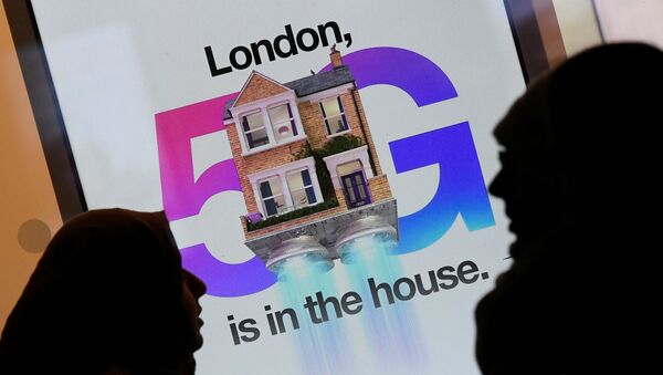 Pedestrians walk past an advertisement promoting the 5G data network at a mobile phone store in London, Britain, January 28, 2020. - Sputnik International