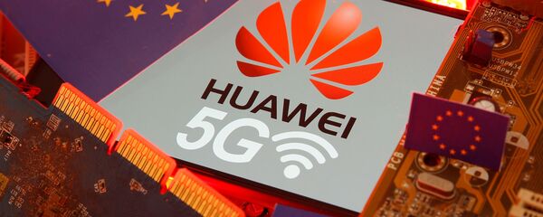 The EU flag and a smartphone with the Huawei and 5G network logo - Sputnik International