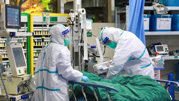 Medical staff in protective suits treat a patient with pneumonia caused by the new coronavirus at the Zhongnan Hospital of Wuhan - Sputnik International