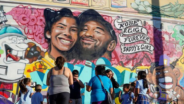 Fans gather around a mural in Los Angeles to pay their respects to Kobe Bryant after a helicopter crash took the life of the retired basketball star, 28 January 2020. - Sputnik International