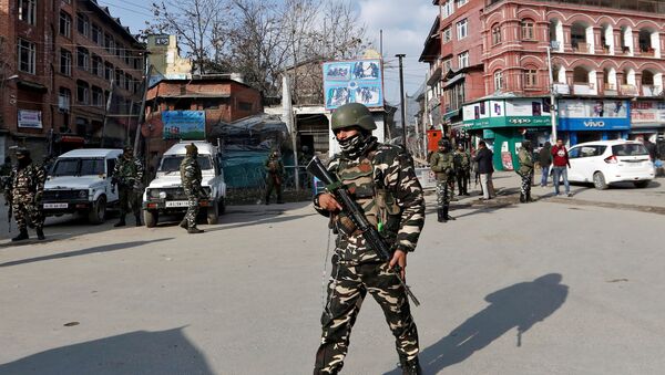 Indian security forces personnel patrol a street in Srinagar January 10, 2020.  - Sputnik International