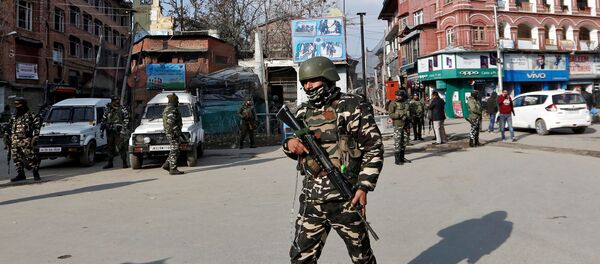 Indian security forces personnel patrol a street in Srinagar January 10, 2020.  - Sputnik International