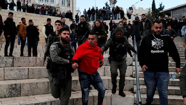 Israeli security forces detain a Palestinian man during a protest against Trump's peace plan, in Jerusalem's Old City, 29 January 2020 - Sputnik International