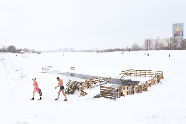 Members of a cold-water swimming club in Russia's Novosibirsk - Sputnik International