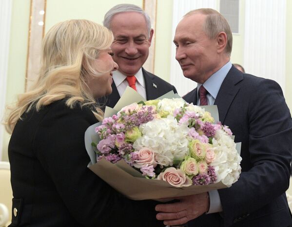Russian President Vladimir Putin and Israeli Prime Minister Benjamin Netanyahu with his wife Sara during a meeting in Moscow on 30 January 2020 - Sputnik International