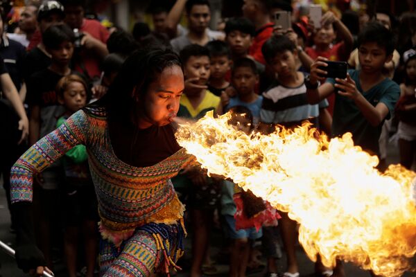 A performer blows fire during Chinese Lunar New Year celebrations in Chinatown, Binondo, Manila, Philippines, January 25, 2020.  - Sputnik International