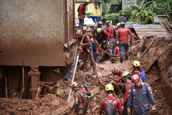 Firefighters search for missing persons using a hydraulic dismantling technique, which uses water to disperse mud, after a landslide in Vila Bernadete, Belo Horizonte, Minas Gerais state, Brazil, on January 26, 2020. - Sputnik International