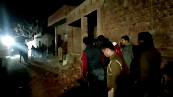 Residents and police personnel stand outside the building where a man has held hostages in Farrukhabad, Uttar Pradesh, India January 30, 2020 0 in this still image taken from video - Sputnik International