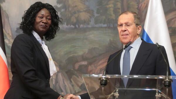 South Sudan's Foreing Minister Avut Deng Achuil and Russian foreign Minister Sergey Lavrov shake hands after a news conference following their meeting, in Moscow, Russia. - Sputnik International