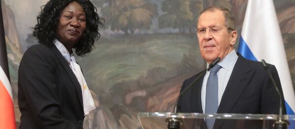 South Sudan's Foreing Minister Avut Deng Achuil and Russian foreign Minister Sergey Lavrov shake hands after a news conference following their meeting, in Moscow, Russia. - Sputnik International