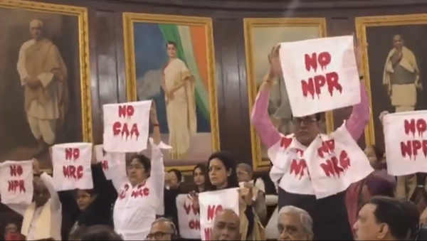 Trinamool's silent protest against #CAA, #NRC and #NPR during President's address in Central Hall - Sputnik International