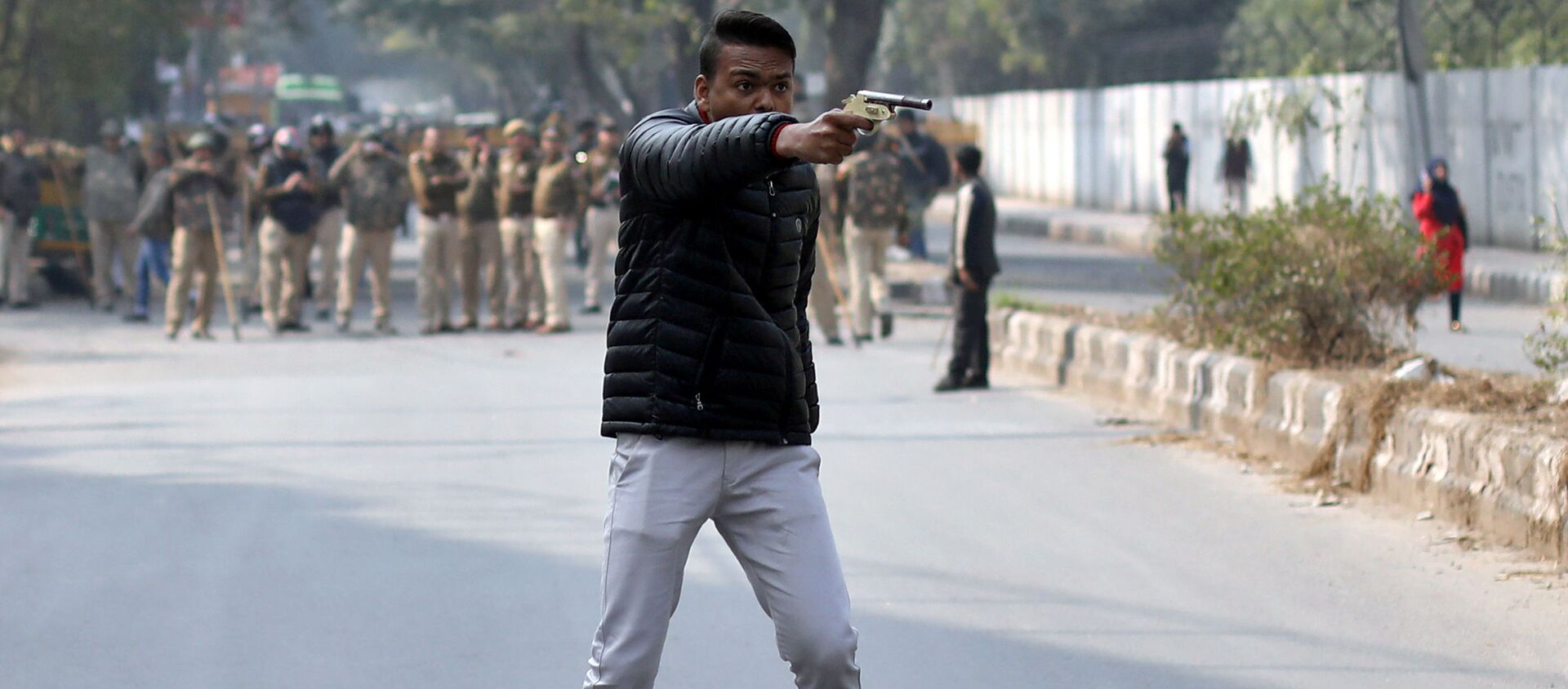 An unidentified man brandishes a gun during a protest against a new citizenship law outside the Jamia Millia Islamia university in New Delhi, India, January 30, 2020.  - Sputnik International, 1920, 31.01.2020