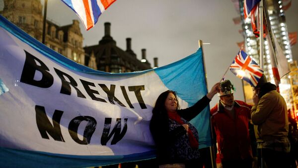 A woman waves a British flag on Brexit day in London - Sputnik International