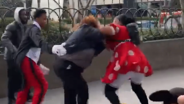 Las Vegas Woman in Minnie Mouse Costume Filmed Beating Up Security Guard - Sputnik International
