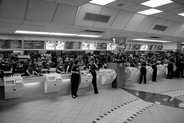 McDonald's employees waiting for customers. - Sputnik International